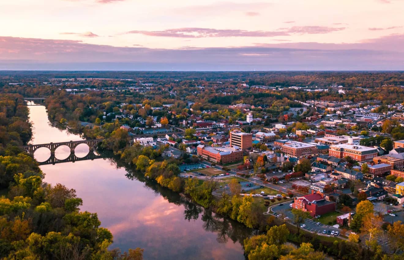 Aerial view of a city in Virginia: Waterfront vs. Inland Properties